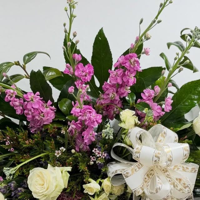 Arranjo floral personalizado com rosas brancas e flores rosas