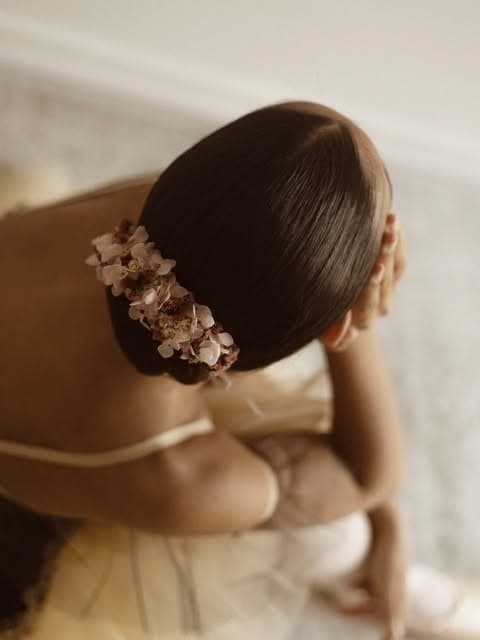 Tiara de flores preservadas em tom rosa criada pela Bloom by Ana